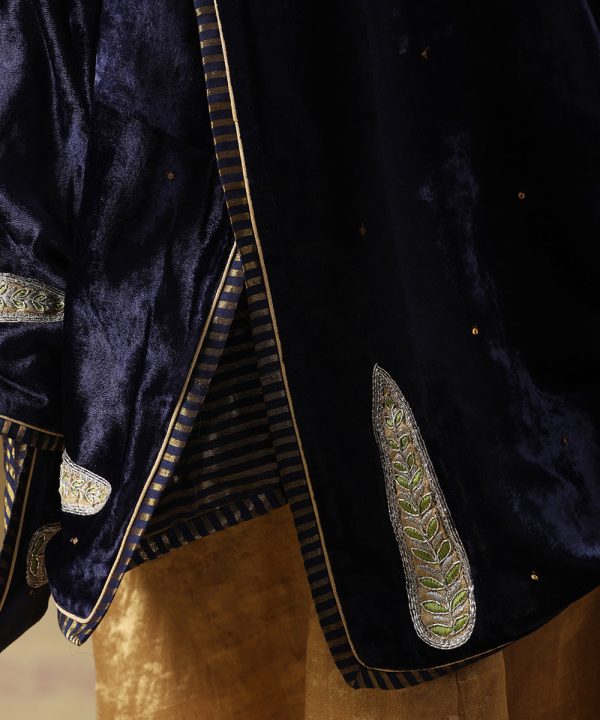 Navy Blue Velvet Doshala with zardozi embroidery and Chanderi tissue border. Luxurious, elegant, and perfect for weddings or festive events. A timeless statement piece.