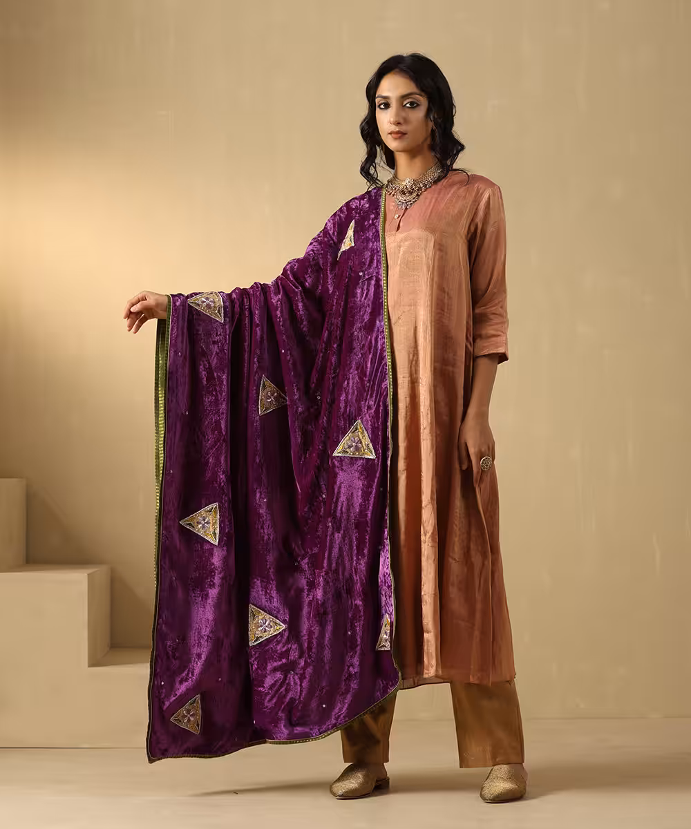 Elegant Purple Mauve Velvet Doshala with zardozi embroidery and contrast Chanderi tissue border. Perfect for festive occasions and weddings, blending tradition with sophistication.