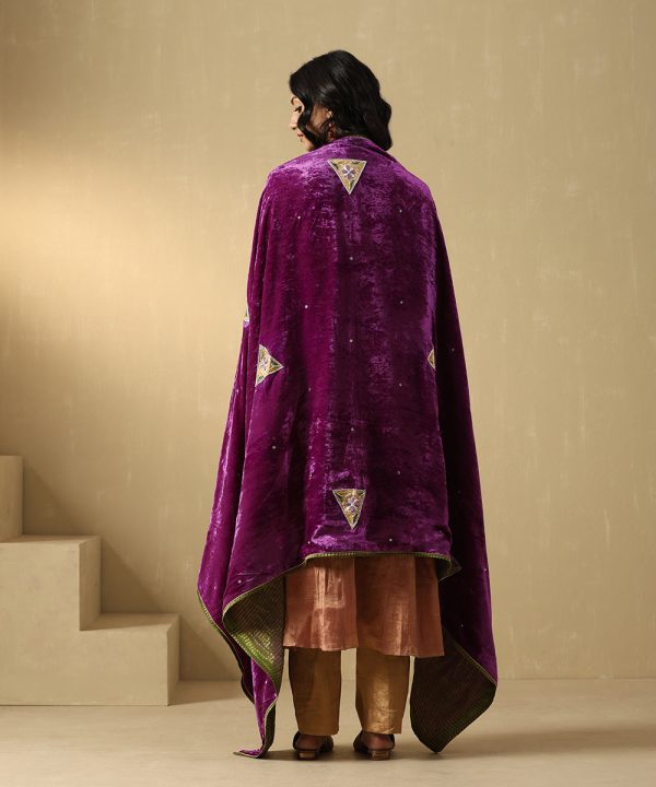Elegant Purple Mauve Velvet Doshala with zardozi embroidery and contrast Chanderi tissue border. Perfect for festive occasions and weddings, blending tradition with sophistication.