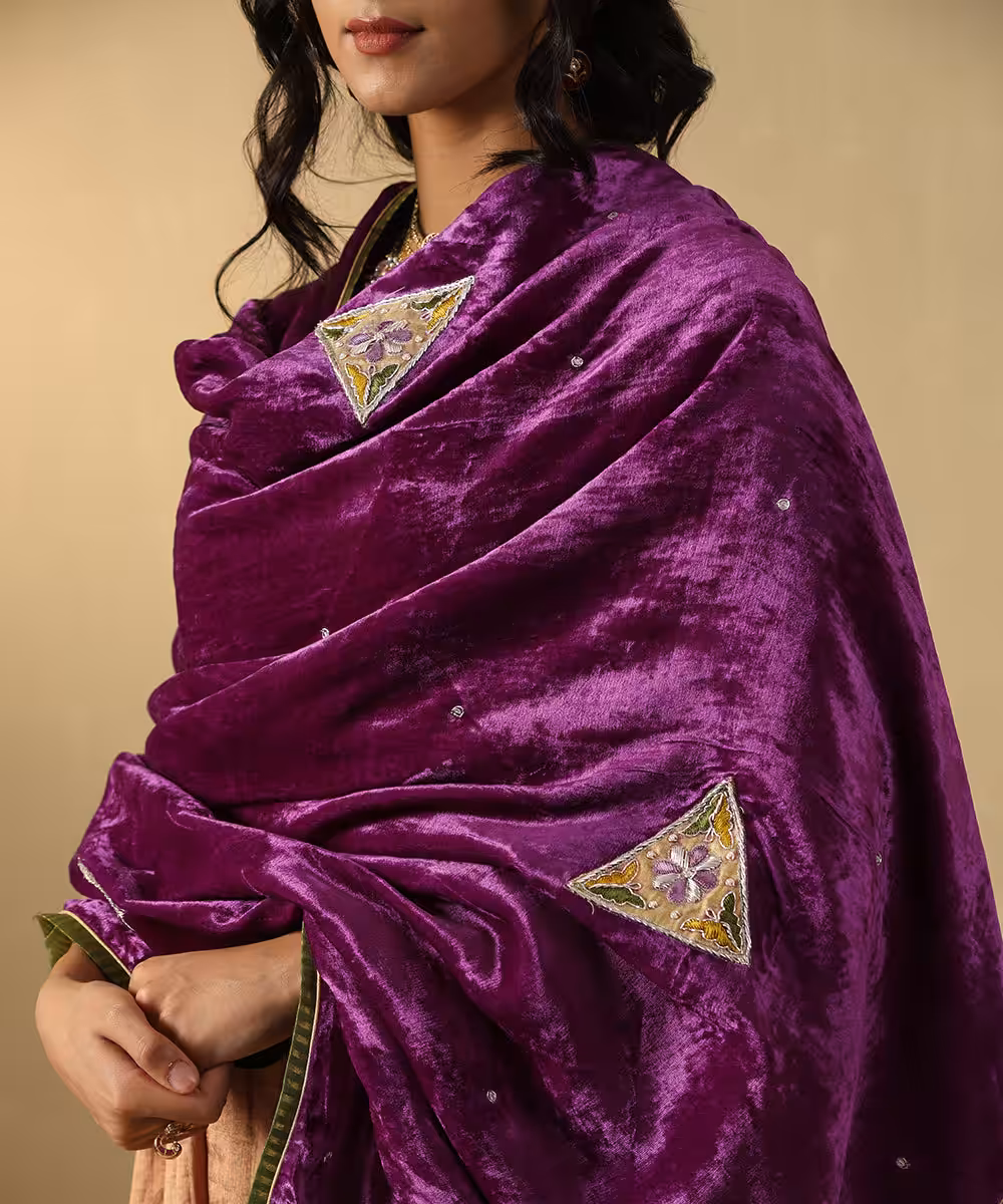 Elegant Purple Mauve Velvet Doshala with zardozi embroidery and contrast Chanderi tissue border. Perfect for festive occasions and weddings, blending tradition with sophistication.