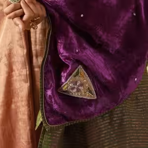 Elegant Purple Mauve Velvet Doshala with zardozi embroidery and contrast Chanderi tissue border. Perfect for festive occasions and weddings, blending tradition with sophistication.