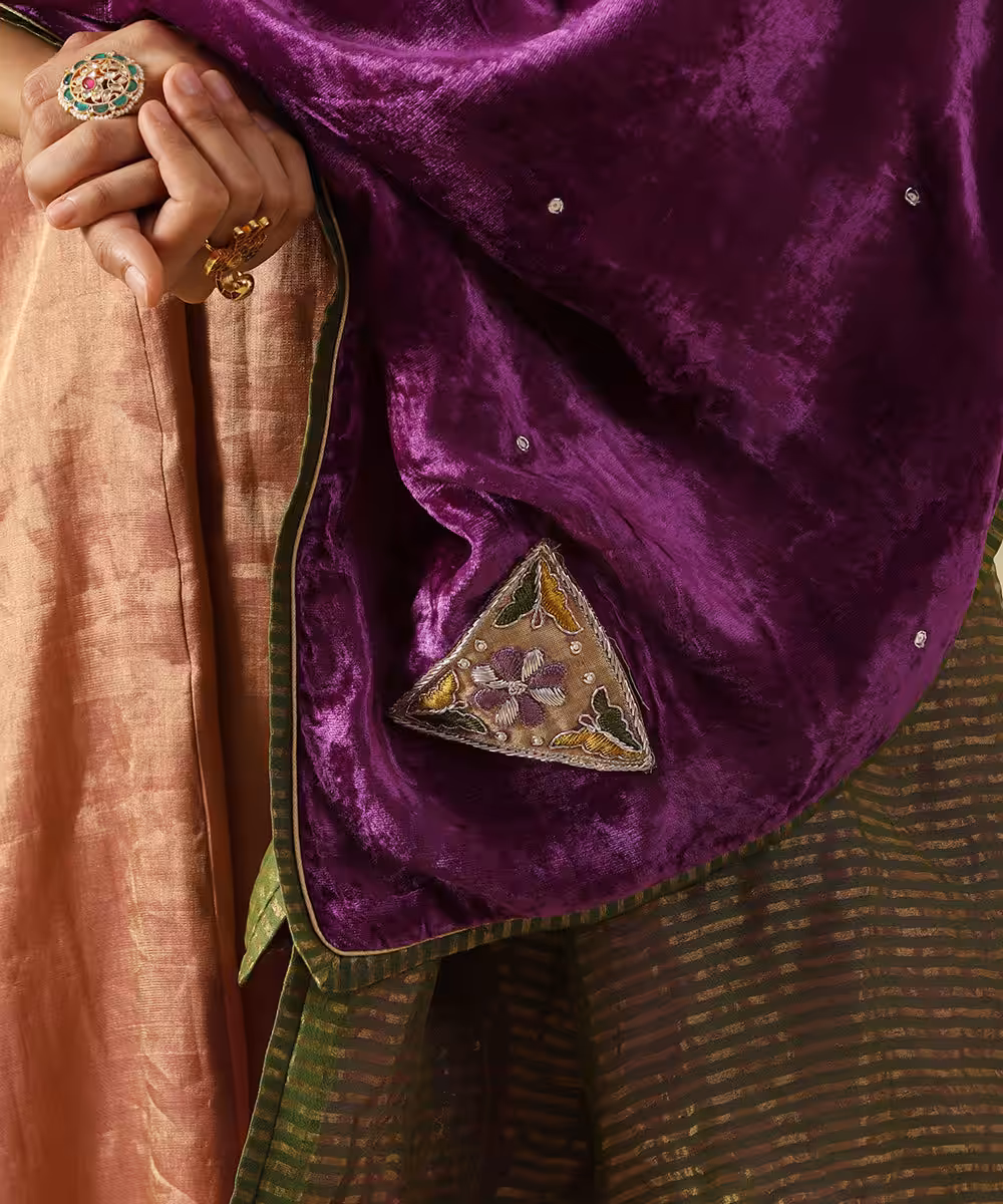 Elegant Purple Mauve Velvet Doshala with zardozi embroidery and contrast Chanderi tissue border. Perfect for festive occasions and weddings, blending tradition with sophistication.